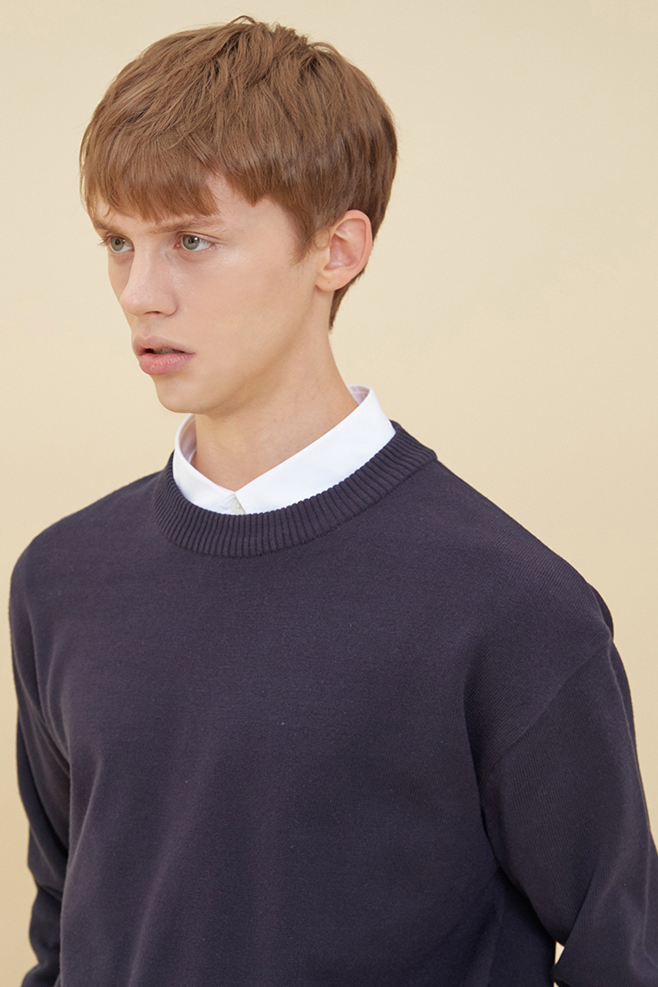 SEMI OVER-FIT ROUND NECK SWEATER_NAVY
